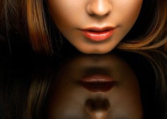 fille-miroir-a-votre-image-portrait-notre-concept.jpg