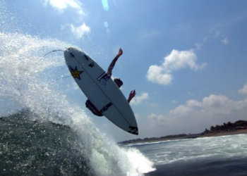 Photographer-Brings-140000-Camera-Into-The-Ocean-To-Capture-This-Jaw-Dropping-Surf-Film-DIY-Photography.png