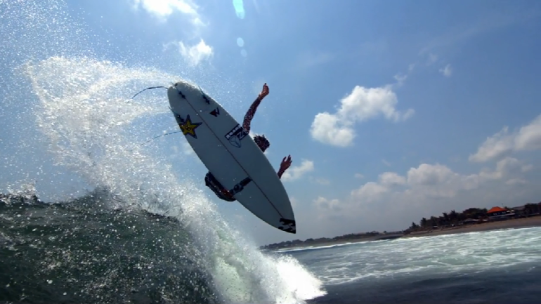 Photographer-Brings-140000-Camera-Into-The-Ocean-To-Capture-This-Jaw-Dropping-Surf-Film-DIY-Photography.png