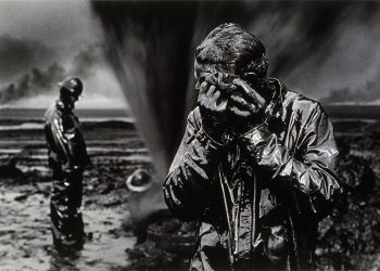 Sebastião Salgado Gisement de pétrole du Grand Burhan, Koweït, 1991 © Sebastião Salgado / Amazonas Images. Collection Maison Européenne de la Photographie, Paris. ￼￼