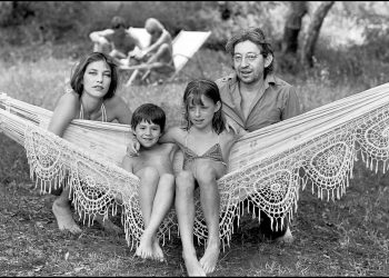 ARCHIVES - SERGE GAINSBOURG EN FAMILLE - 1977