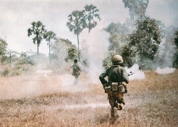 Cambodge, 1974. L’infanterie des forces gouvernementales monte à l’assaut sous le feu des Khmers rouges qui encerclent la capitale cambodgienne