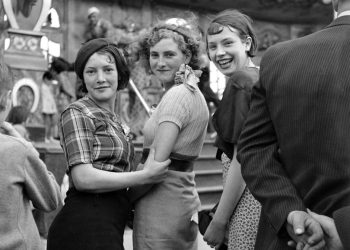 Femmes dans une fête foraine. France, vers 1935.