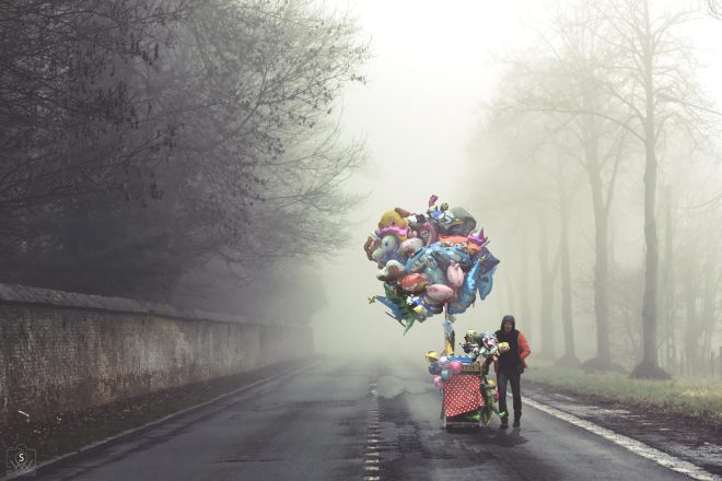 Le vendeur de ballons dans le brouillard