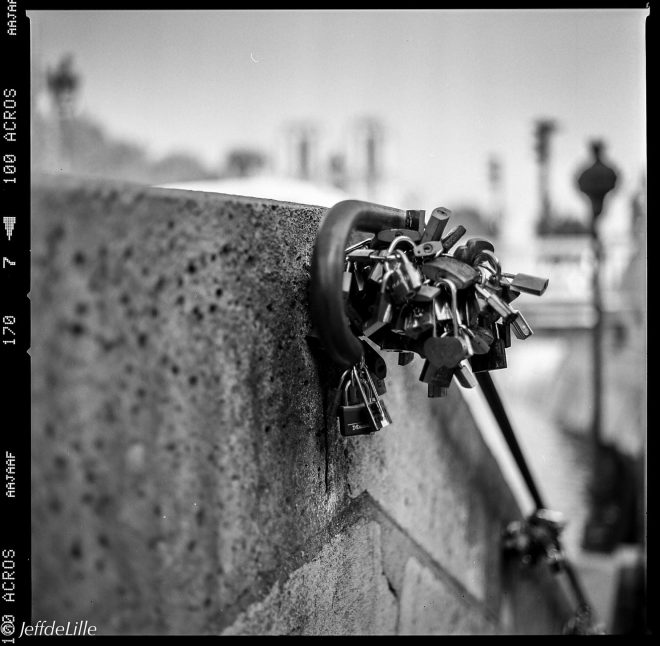 Descente sur quais de Seine, Paris.