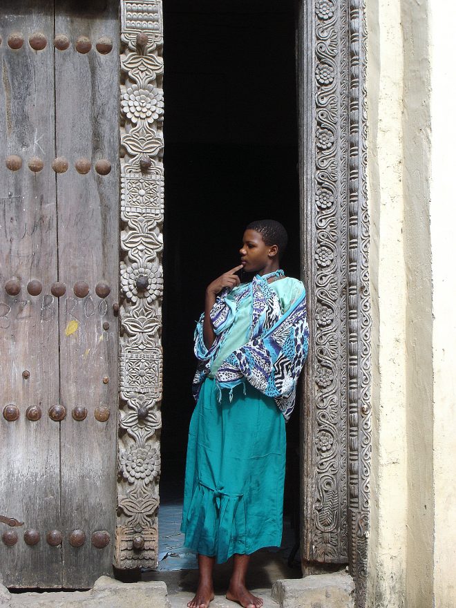 Jeune fille à la porte