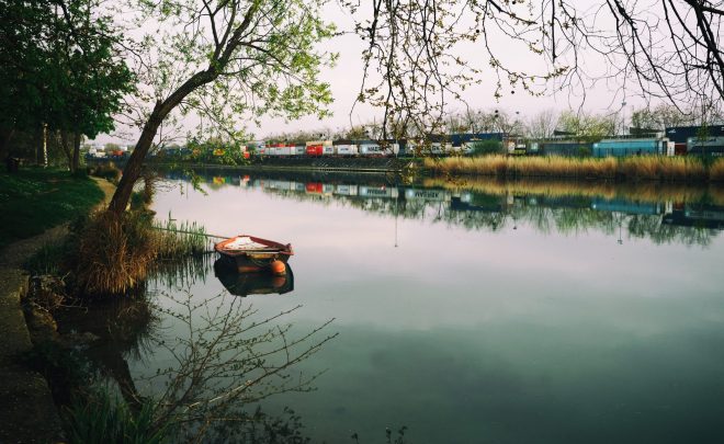 la barque et les conteneurs