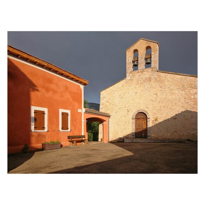 la place du village sur fond d'orage