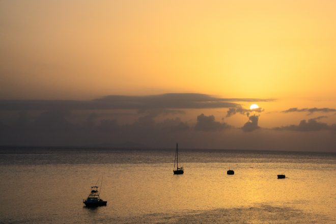 Bateaux au coucher du soleil.