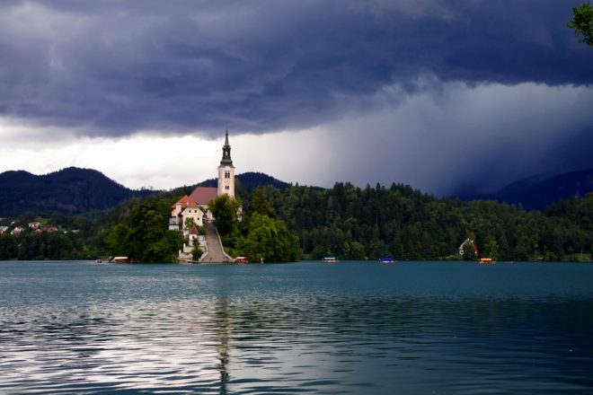 Sous l'orage.